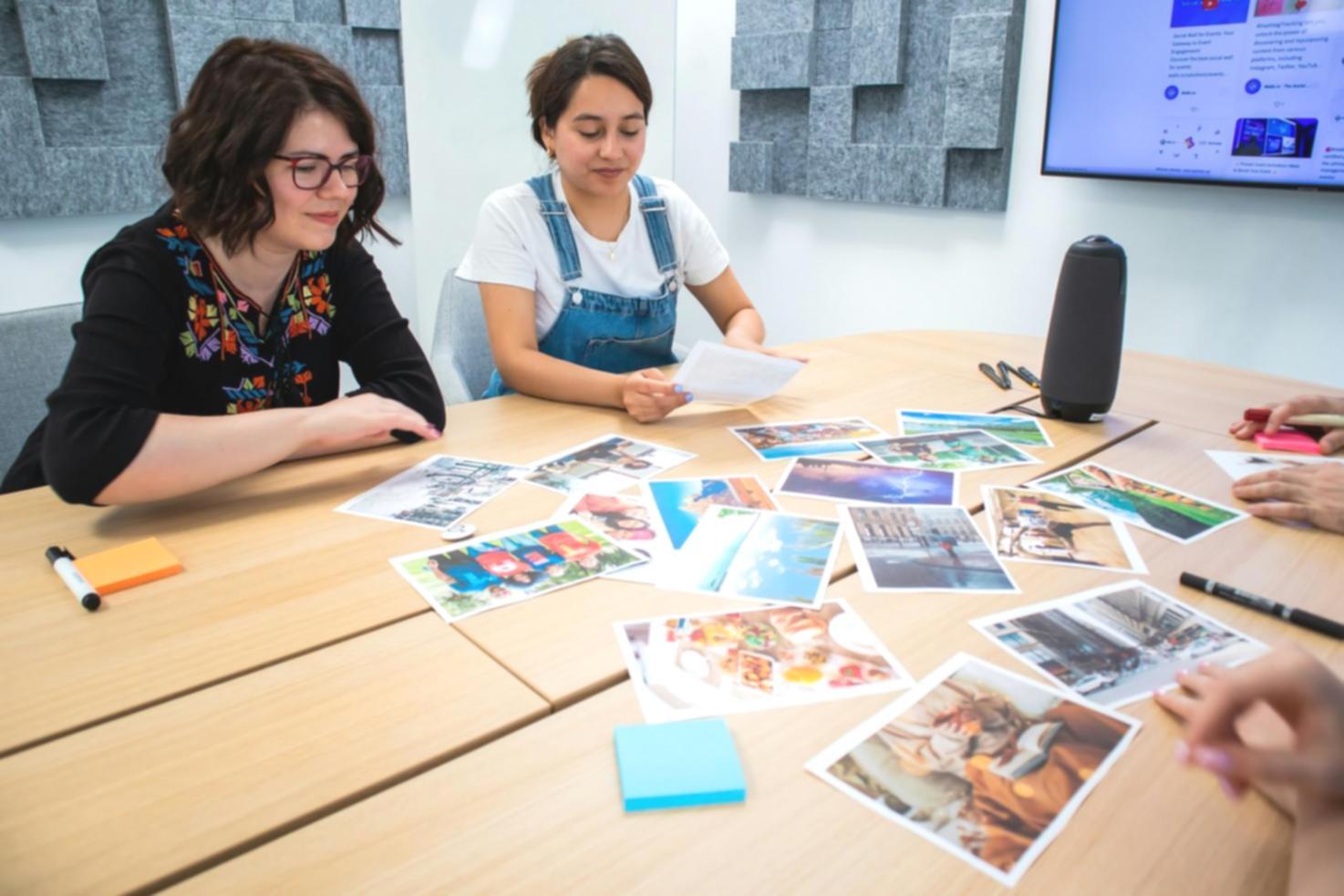 Teilnehmer während einer interaktiven Finanzanalyse-Session